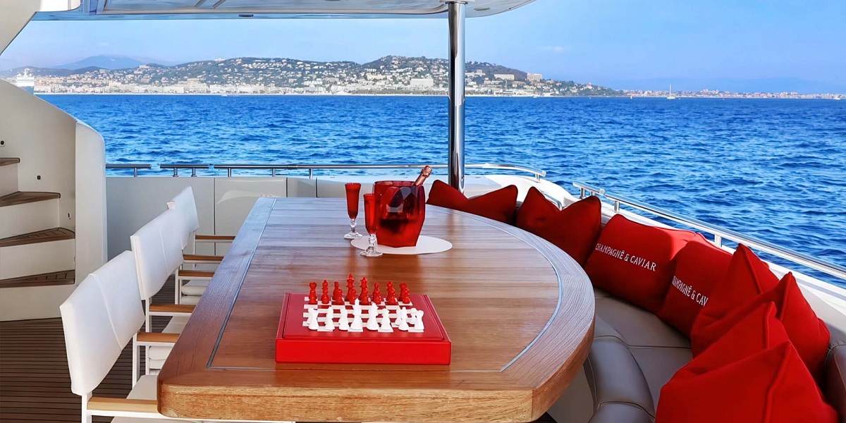 Аренда мега яхты Custom Line 112 CHAMPAGNE AND CAVIAR в Италии, Амальфи